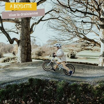 Team draisienne ou team petites roues ? 

Journée de la bicyclette oblige, j'avais envie de vous parler de draisienne. Si vous ne connaissez pas, c'est un vélo sans pédale, appelé aussi vélo d'équilibre. Ce qui est génial avec la draisienne c'est que : 
🪶 les loupiots apprennent l'équilibre
🐨 la position est ergonomique et naturelle
🚲 et surtout on peut passer directement au vélo sans les petites roues (testé et approuvé)

Si vous voulez en savoir plus, c'est par ici 👉 lien en bio