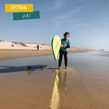 J-3…

Plus que 3 jours avant de vous retrouver… Youhou 😊 ! 
Dans 3 jours démarre la 1ère édition de notre Festival Les Petits Baroudeurs (@festivalpetitsbaroudeurs )version Océan 🌊. Puis nous enchainerons sur un WE refuge avec le @ffcam.fr ⛰ et sur la 3ème édition de notre Festival Les Petits Baroudeurs  Chambéry Montagnes ⛺️. 

Je ne vais pas vous cacher que c’est « sport » 🙈 de se lancer dans de tels événements, encore plus quand c’est à l’autre bout de la France et qu’on y embarque nos minots. 

Et pourtant, on le fait, mais pourquoi 🤷‍♀️, me direz-vous ? 
Pour commencer, il nous semble évident que pour prôner l’éveil à la nature pour les enfants, le faire uniquement via un écran, cela a ses limites✋. Ainsi, quoi de mieux que de se retrouver en vrai pour vraiment découvrir la nature en plein air 🌲. 

Ensuite, parce que pour donner corps et vie à notre tribu 🔥 de baroudeurs, rien de tel que de se rencontrer en vrai ! Echanger se rencontrer, c’est quand même beaucoup mieux pour une communauté 😊, d’autant plus quand il s’agit de parents qui ont souvent plein de questions et aussi de choses à partager. 

Enfin, si ce festival existe et grandit, c’est aussi parce que c’est une belle histoire humaine. Car si Fred et moi rêvions d’organiser un bel événement, ce n’est que lorsqu’on a croisé @matthieubozon (client de la première heure de la boutique que le hasard a amené dans notre village) que tout a pu devenir réel. Organisateur d’événement hors pair💪, Matthieu forme avec nous le trio qui vous concocte Le Festival. Et parfois, il est bon de se rappeler que derrière des entreprises, événements, associations, ce sont surtout de belles histoires humaines. 

Bref, à dans 3 dodos ✨

Ah et on accepte les retardataires à l'océan jusqu'à demain soir 😉