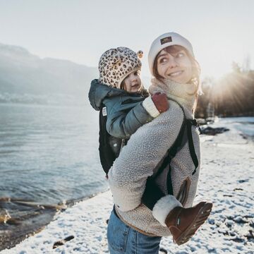Concours terminé, 🎉 bravo à @darajapa4 qui repart avec une banane @meromero_collection 
🙅‍♀️ Pas de Black Friday chez Les Petits Baroudeurs ! ✨ Mais de belles surprises 🎁 - CONCOURS inside 👇

Depuis que nous avons démarré l’aventure des Petits Baroudeurs, nous n’avons jamais cédé aux sirènes du Black Friday. Mais pourquoi donc me direz-vous ? Surtout dans un contexte d’inflation, où la vie est plus chère, et que cela peut être compliqué d’équiper ses marmots comme il faut.

Alors voici nos réponses : 
⚖️ Nous faisons de notre mieux pour vous proposer des prix justes toute l’année. Des prix juste cela veut dire raisonnables pour vous, et acceptables pour nous de manière à pérenniser notre entreprise qui fait vivre 4 familles. 
⛷ Fin novembre reste un moment compliqué pour faire des promos alors débute à peine la saison de ski. Nous ne voulons pas non plus gonfler nos prix artificiellement, comme beaucoup le font pour y appliquer une fausse promo. 
🔥 Malgré tout, on a toujours de belles promos sur les produits des années antérieures ou qui sont depuis trop longtemps sur nos étagères. Alors allez donc y jeter un oeil. 

🎁 Et surtout on vous propose avec MeroMero, l’une de nos marques chouchoutes et petite entreprise annécienne aussi, un chouette jeu concours pour tenter de gagner un de leur produit, au choix :
🍌 Une banane (les nouvelles sont canons !)
🍼 Un porte-bébé
🎒 Un sac à dos
👶 Une pochette à langer

Pour jouer il vous suffit de : 
🤗 Suivre Les Petits Baroudeurs et @meromero_collection 
🧡 Liker et commenter ce post pour nous dire ce que vous aimeriez gagner.
👋 Inviter 2 amis.es que ça pourrait tenter.
🥇 Bonus : partager la publi en story pour doubler ses chances.
Fin du concours mercredi 29 novembre.

#barouderenfamile #concours #greenfriday #outdoorlife #outdoorbaby