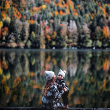 Avez-vous eu le temps d'aller voir les forêts colorée cette année ? 

C'est tellement bref, mais tellement beau d'admirer les feuilles rouges et jaunes des arbres. Et puis pour motiver les loupiots, voici quelques bonnes idées d'activités à l'automne : 

🍁 Ramasser de belles feuilles colorées
🍂 Faire des tas de feuilles puis sauter dedans
🌰 Trouver et ramasser des châtaignes (pour s'en régaler ensuite)
💦 Sauter dans les flaques d'eau 
🐦 Fabriquer une mangeoire pour les oiseaux

#barouderenfamille #famille #outdoorkid

📸 Merci @onmetlesvoiles pour cette photo parfaite d'automne en famille