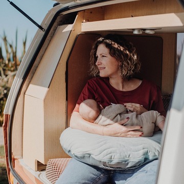 Si je vous dis allaitement 🥛 en plein air 🌲, ça vous parle ?

J'ai eu la chance de pouvoir pouvoir allaiter mes deux 👶👶 loupiots pendant longtemps, à peu près partout et sans trop de difficultés (modulo les crevasses 😬 des premiers jours qui ne m'ont pas laissé le meilleur des souvenirs). Et c'est vrai qu'au début, le coussin d'allaitement m'a bien aidé à trouver la bonne position et à diminuer les douleurs des crevasses. Mais comme on partait tous les WE en vadrouille, difficile de l'amener partout (d'autant plus qu'on voyageait en train 🚞 à cette époque là). 
Alors j'avoue que quand Lucie m'a contactée avec son coussin d'allaitement @mumade_official  je n'ai pas hésité une seconde à vous le proposer dans la boutique. 

Hâte d'avoir votre avis 🤗

#allaitement #allaiterpartouttoutletemps #barouderenfamille