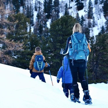 Et vous, comment vous gérez le froid 🥶 en montagne l'hiver ❄️ avec vos kids 🧒👧 ? 

@the_hikers_family en parle sur son compte ! 

Pour des sorties (presque) sereines : 
🧦 bien équiper les kids (vêtements, chaussures ET chaussettes - c'est très important les chaussettes - techniques) 
☝️ anticiper les sorties et les éventuels soucis
➕ positiver le froid (perspective de retrouver un foyer douillet et chaud en fin de rando)
☕ prévoir une boisson chaude et un petit en-cas doudou pour motiver les troupes

Et vous, c'est quoi vos tips ? Partagez-les en commentaire ! 👇

👉 Vous aussi partagez vos moments nature avec vos oursons en nous identifiant sur vos posts : on sera ravi de repartager votre publication avec notre communauté 😊

#montagne #mountain #snow #winter #cold #outdoorkids #naturelovers #petitsbaroudeurs