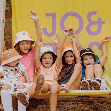 Vous êtes plutôt bob ou casquettes 🧢 ? 

Cette année, si vous aimez les couvre-chef 🎩 @hellohossy, vous n'aurez même pas besoin de choisir ! Nous vous proposons de chouettes casquettes visières plates et courbes dans des coloris toujours aussi craquants 😍. 
Et grande nouveauté, jetez donc un oeil 👀 sur nos bobs. Nous on adore la version bébé avec le cordon ajustable. On a perdu plusieurs chapeaux quand les enfants étaient dans le porte-bébé sur notre dos 🙈. 
On est fans du petit côté surfeur 🤙

👉 Rendez-vous sur le lien en bio pour découvrir la nouvelle collection.